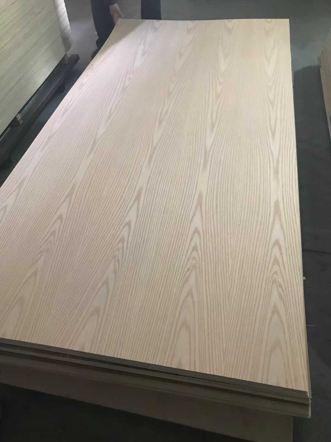 2-25mm Furniture Grade Red Oak Black Walnut Teak Natural Wood Veneer Laminated Fancy Plywood for Dec