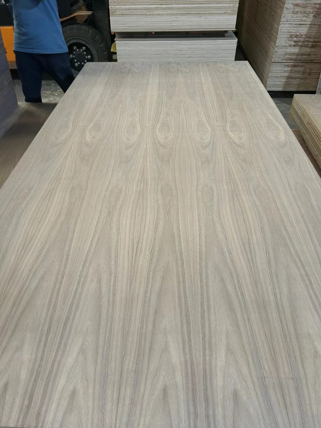 2-25mm Furniture Grade Red Oak Black Walnut Teak Natural Wood Veneer Laminated Fancy Plywood for Dec