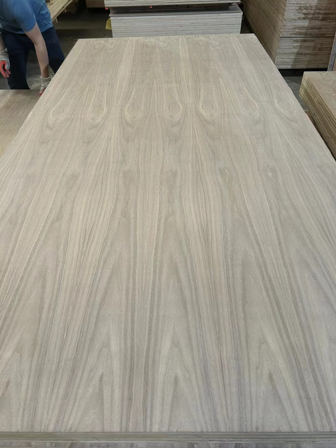 2-25mm Furniture Grade Red Oak Black Walnut Teak Natural Wood Veneer Laminated Fancy Plywood for Dec
