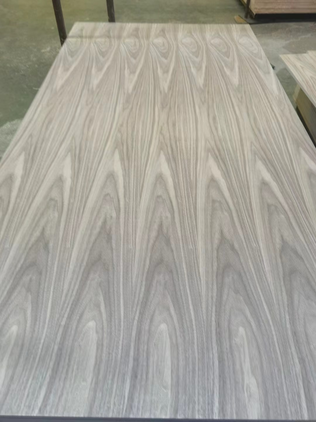 2-25mm Furniture Grade Red Oak Black Walnut Teak Natural Wood Veneer Laminated Fancy Plywood for Dec