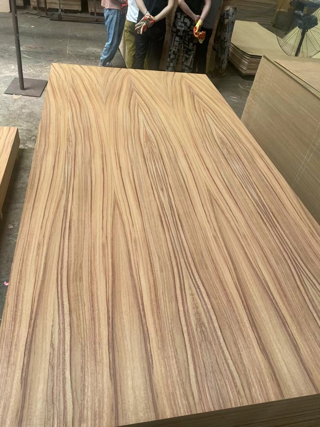 2-25mm Furniture Grade Red Oak Black Walnut Teak Natural Wood Veneer Laminated Fancy Plywood for Dec