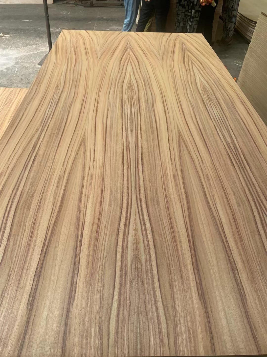 2-25mm Furniture Grade Red Oak Black Walnut Teak Natural Wood Veneer Laminated Fancy Plywood for Dec