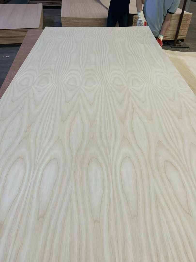2-25mm Furniture Grade Red Oak Black Walnut Teak Natural Wood Veneer Laminated Fancy Plywood for Dec