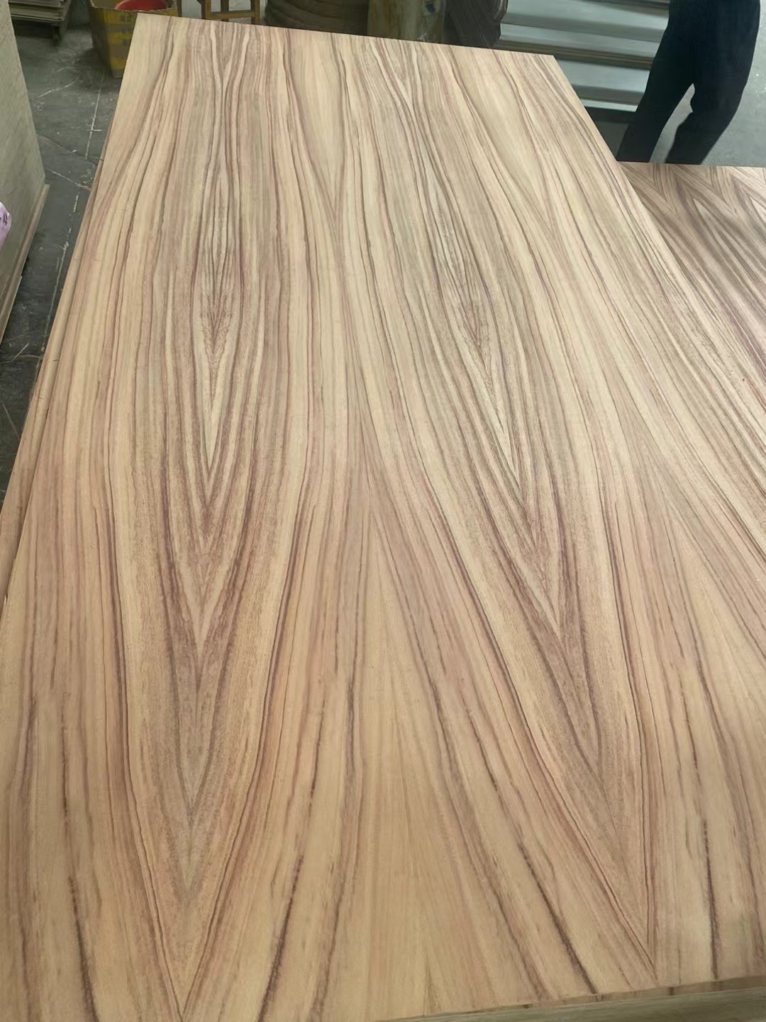2-25mm Furniture Grade Red Oak Black Walnut Teak Natural Wood Veneer Laminated Fancy Plywood for Dec