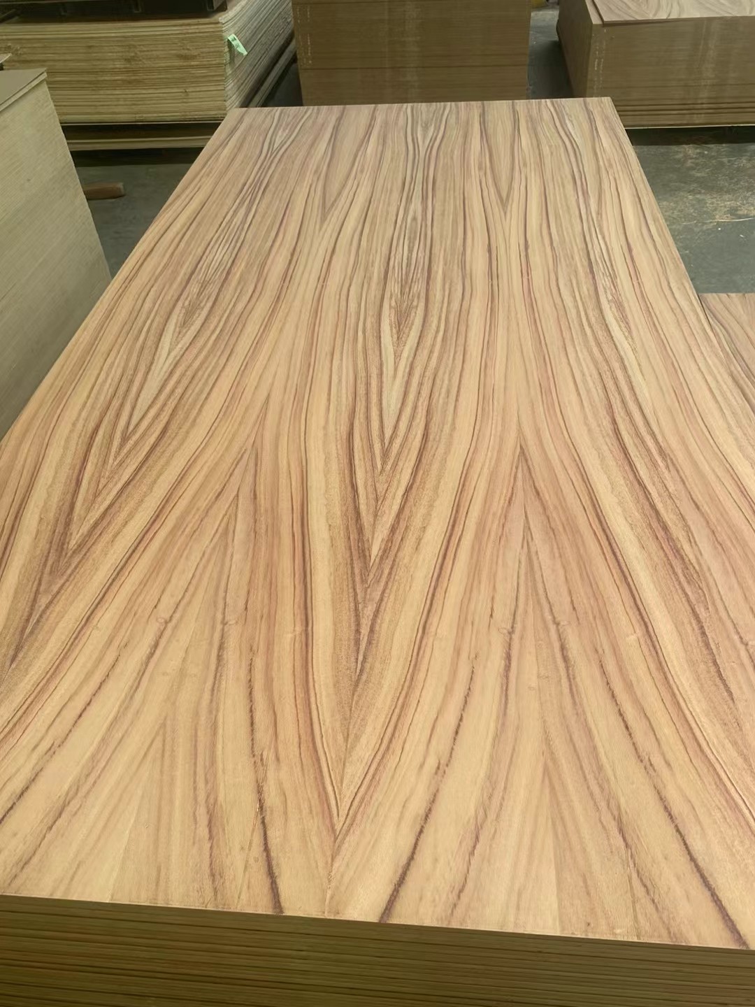 2-25mm Furniture Grade Red Oak Black Walnut Teak Natural Wood Veneer Laminated Fancy Plywood for Dec