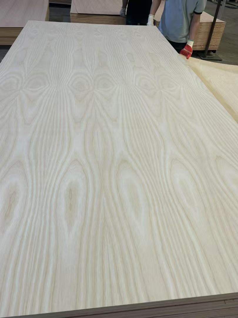 2-25mm Furniture Grade Red Oak Black Walnut Teak Natural Wood Veneer Laminated Fancy Plywood for Dec
